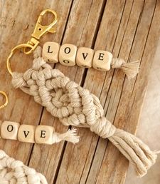 Sleutelhanger macramé Love, zand
