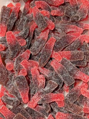 Bouteilles cherry cola sucrées