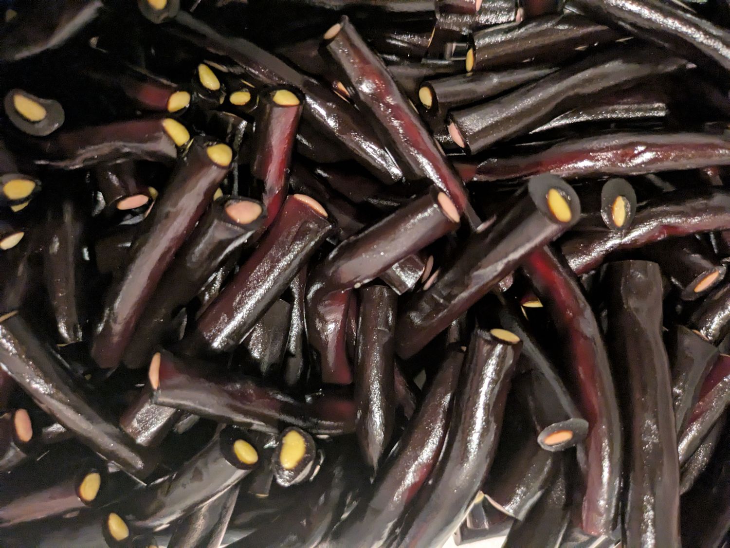 Mini câbles réglisse fourrés