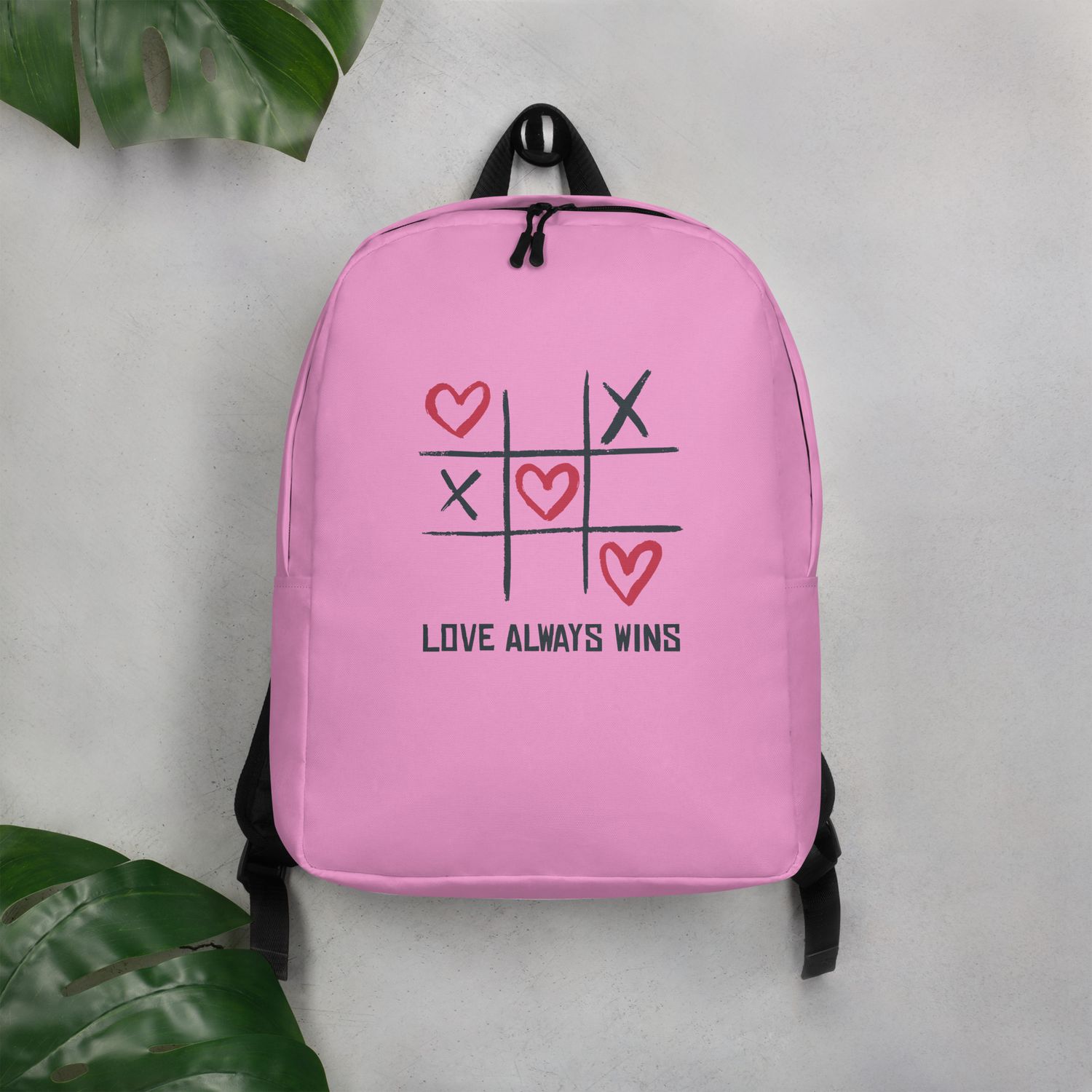 Rosa Rucksack aus Polyester mit Aufdruck „Love Always Wins“, wasserfest und geräumig, ideal für Schule, Arbeit oder Reisen.
