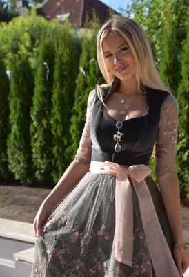 Dirndl „Nathalia“ geschlossen Dirndl „Nathalia“ geschlossen