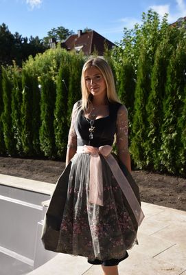 Dirndl „Nathalia“ mit Spitzenrücken Dirndl „Nathalia“ mit Spitzenrücken