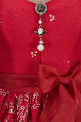 Leinendirndl mit Spitzenrücken