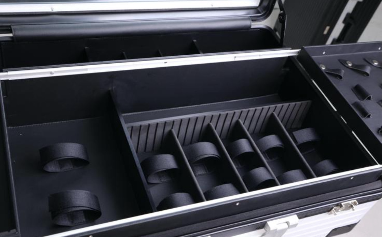 Kami Deluxe Portable Suitcase Barber Station