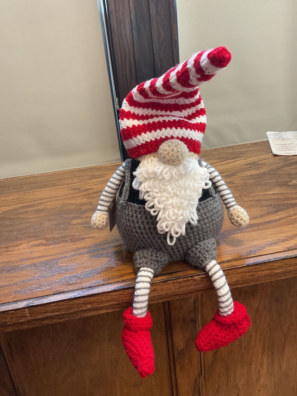 Crocheted sitting gnome, Color: Red/white