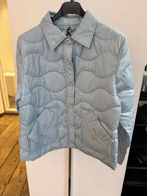 Vestje blauw met bloemetjes-knopen