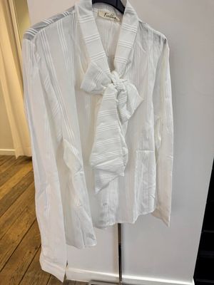 Bloes wit gestreept met knopen