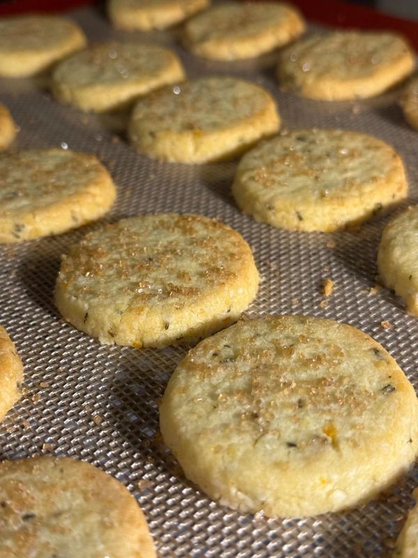 Biscotti di frolla all’arancio e rosmarino