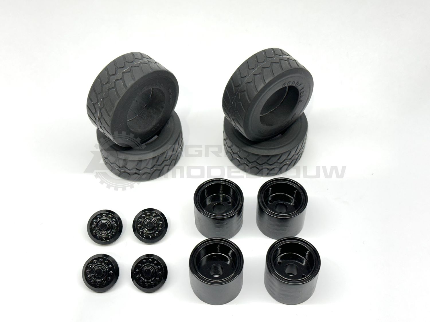 Complete set &quot;versleten&quot; brede Goodyear 600/65R25 GP-3D banden incl velgen &amp; planeetkappen zwart hoogglans