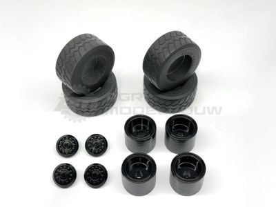 Complete set &quot;versleten&quot; brede Goodyear 600/65R25 GP-3D banden incl velgen &amp; planeetkappen zwart hoogglans