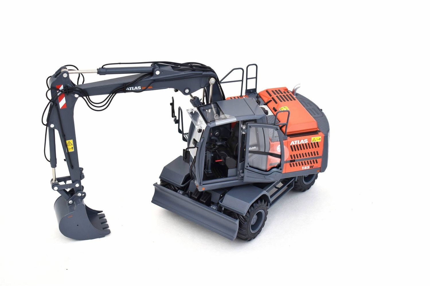 Atlas 185W wheeled Excavator with Nokian tires.With standard Atlas Bucket.
