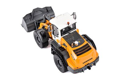 Liebherr L 546 G8 Wheel loader with standard earthmoving bucket on Michelin XLD 650/65R25 Tyres.Disconnectable bucket Quick Fit system to connect accessories.