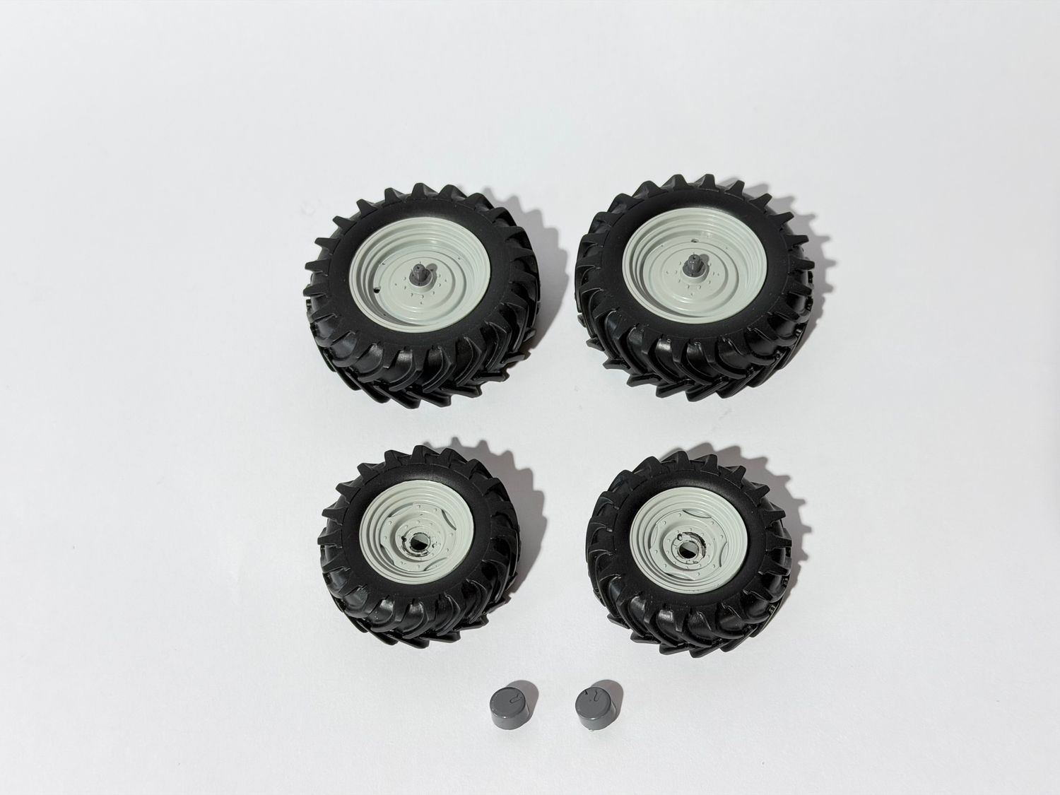 Bandenset MF 7495/7499 incl naafkapjes