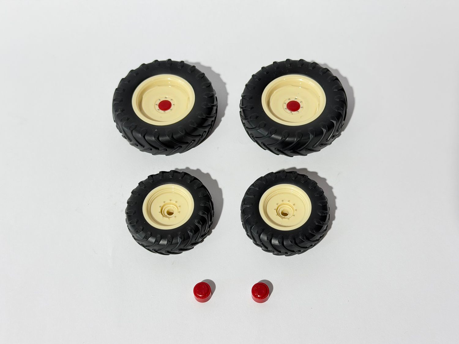 Bandenset International 1455  incl naafkapjes