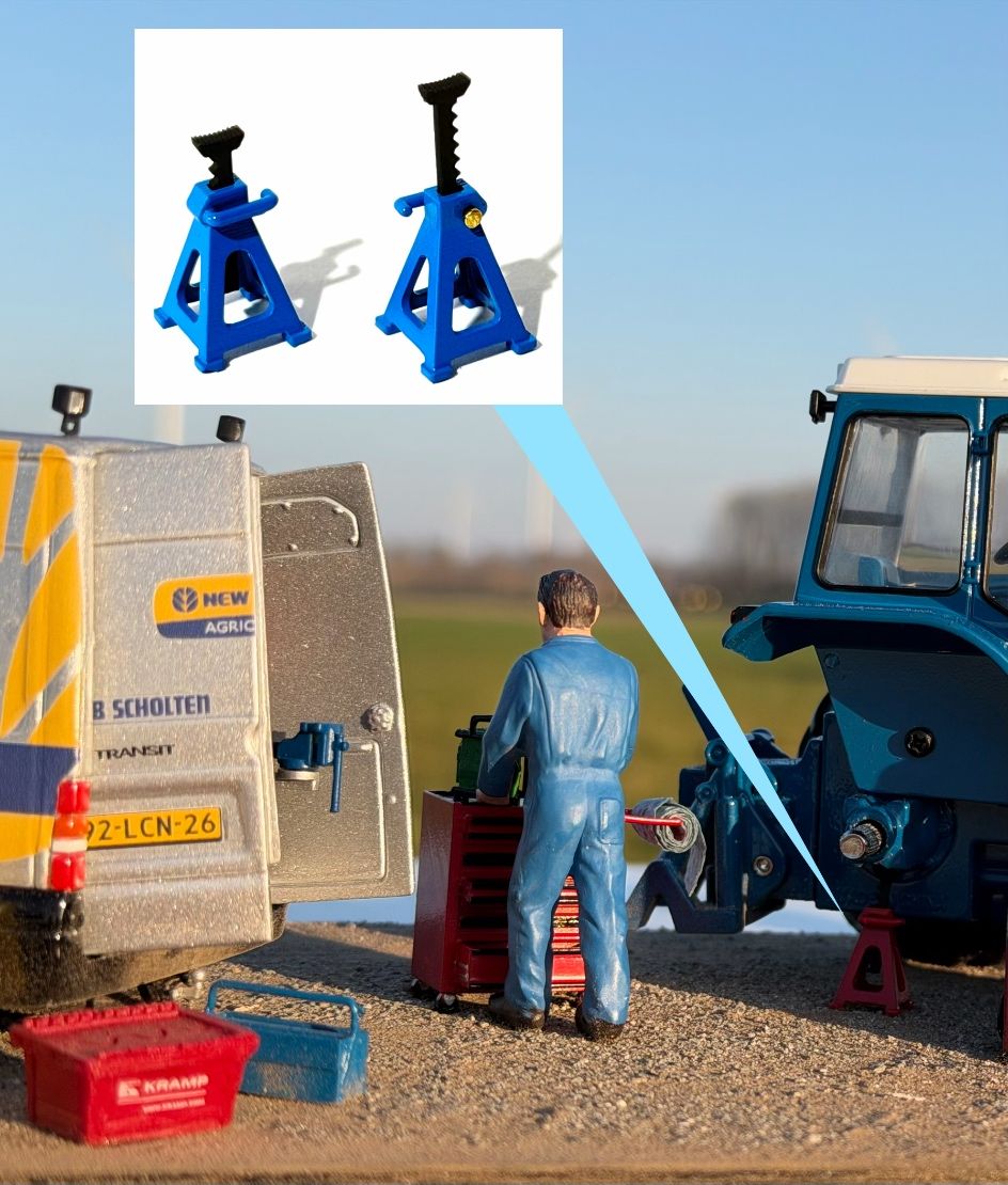 2x in hoogte verstelbare as steunen blauw.  Schaal: 1:32  Materiaal: 3D geprint resin/kunstof