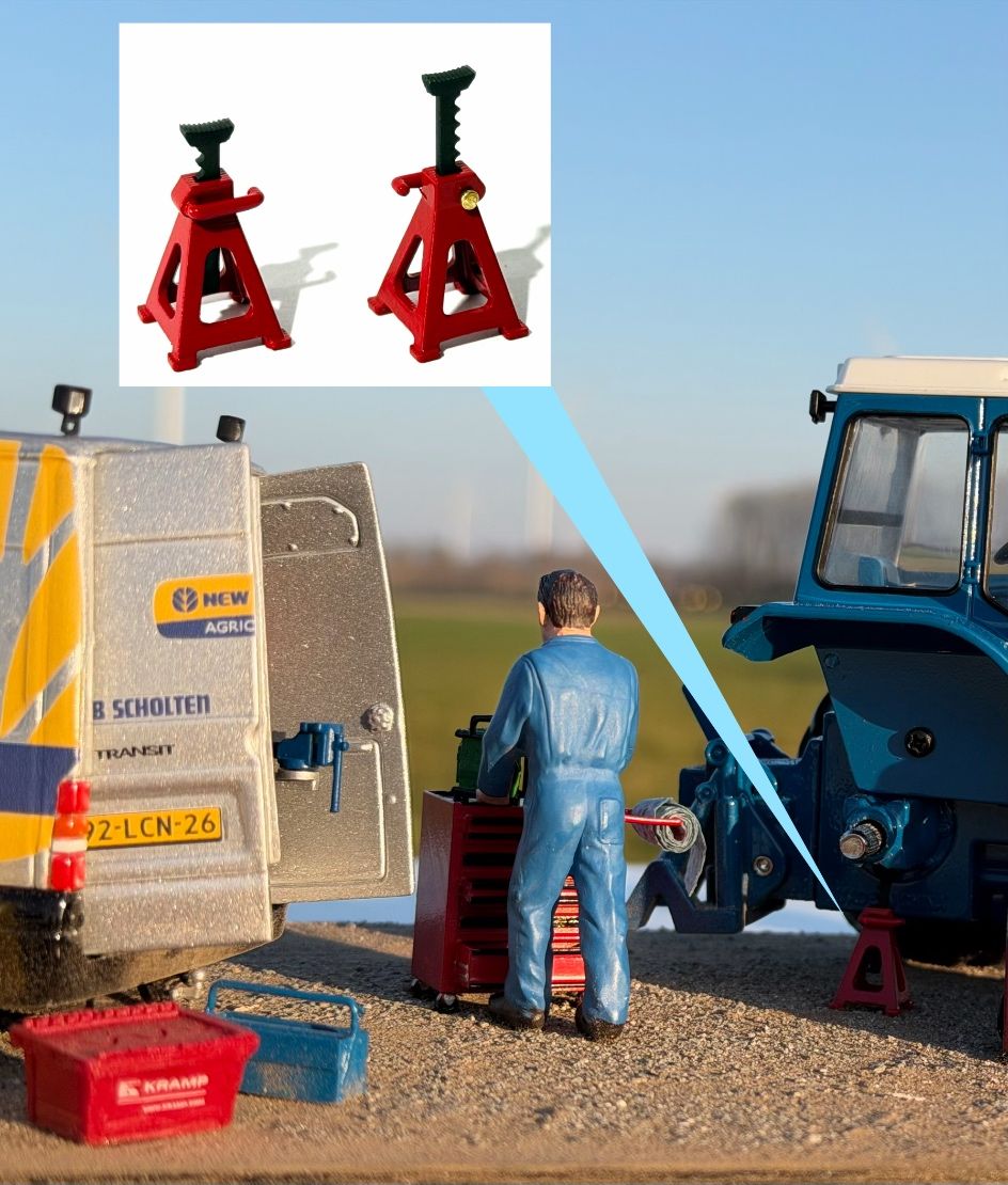 2x in hoogte verstelbare as steunen rood.  Schaal: 1:32  Materiaal: 3D geprint resin/kunstof