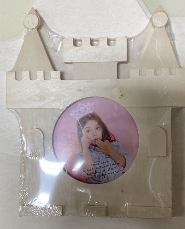 MultiCraft: Wooden Castle Photo Frame