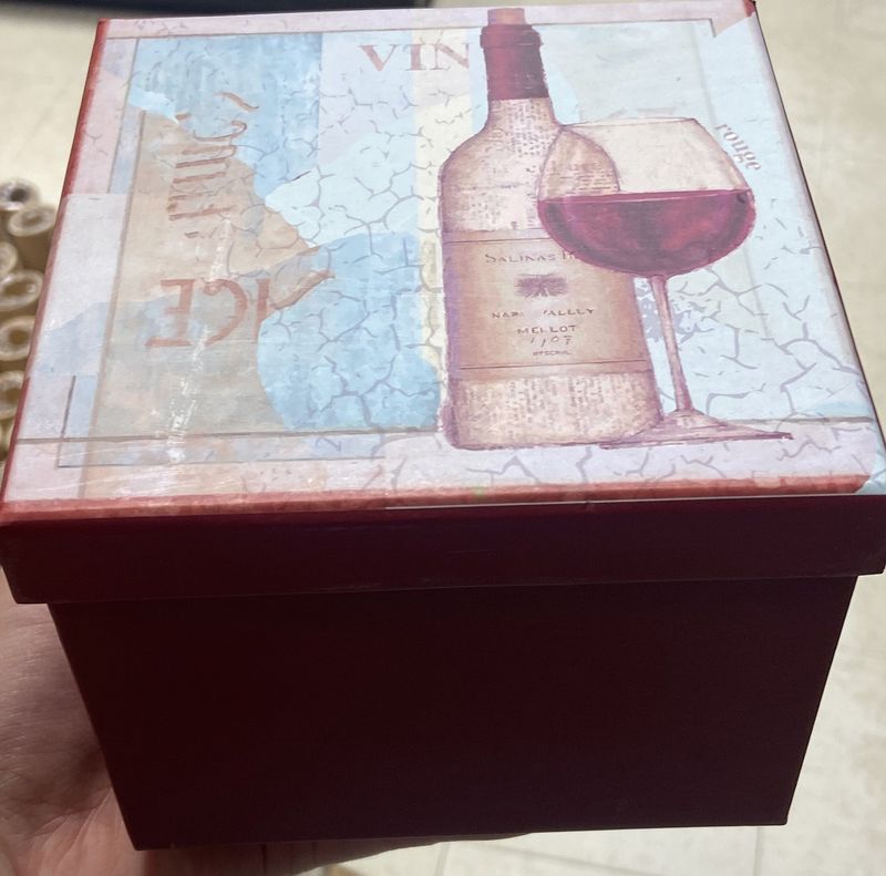 IH: Wine Print Gift Box