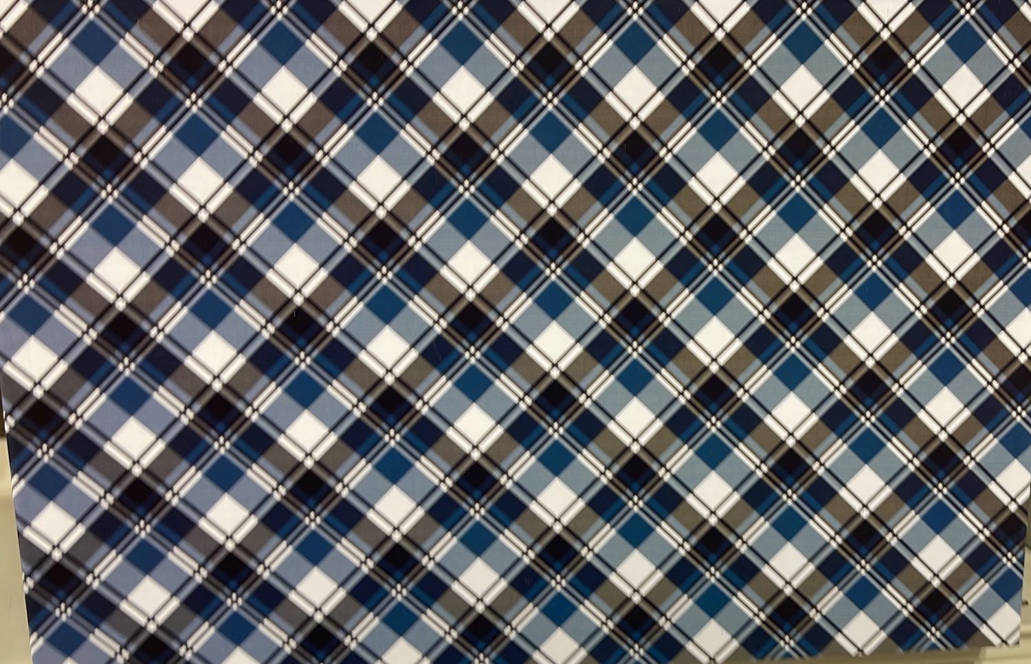 PKDouglas: Large Checkered Magnetic Gift Box #56068