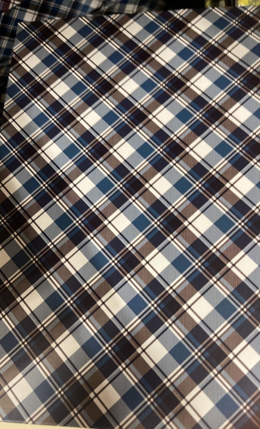 PKDouglas: Medium Checkered Magnetic Gift Box #56068