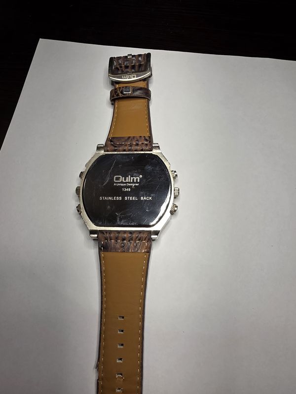 Oulm Unique Designer Brand Male Sports Watch Multiple Time Zone Quartz Watches B pre owned