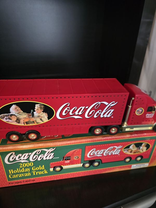 Coca-Cola 2000 Holiday Gold Caravan Truck Lights Serial #047878 Detachable Cab PRE OWNED LIKE NEW
