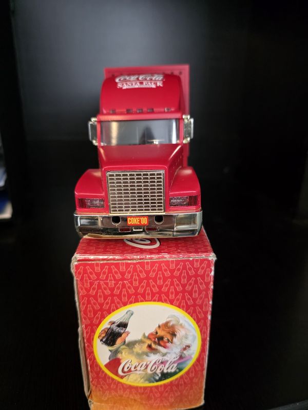 Coca-Cola 2000 Holiday Gold Caravan Truck Lights Serial #047878 Detachable Cab PRE OWNED LIKE NEW