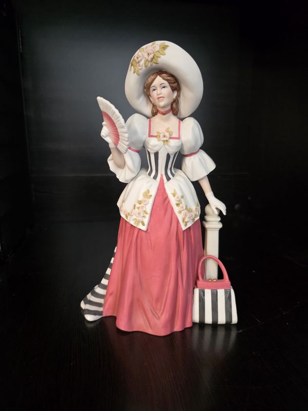 1994 Avon &quot;Mrs. Albee&quot; Award Porcelain Victorian Style Figurine  PRE OWNED