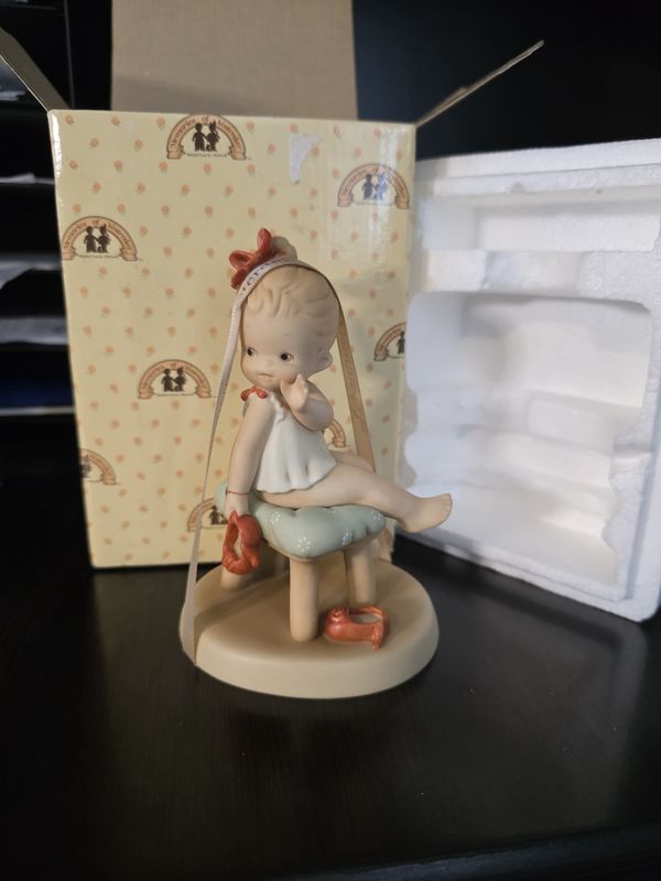 ENESCO MEMORIES OF YESTERDAY SITTING PRETTY 1990 PORCELAIN FIGURINE WBOX LIKE NEW