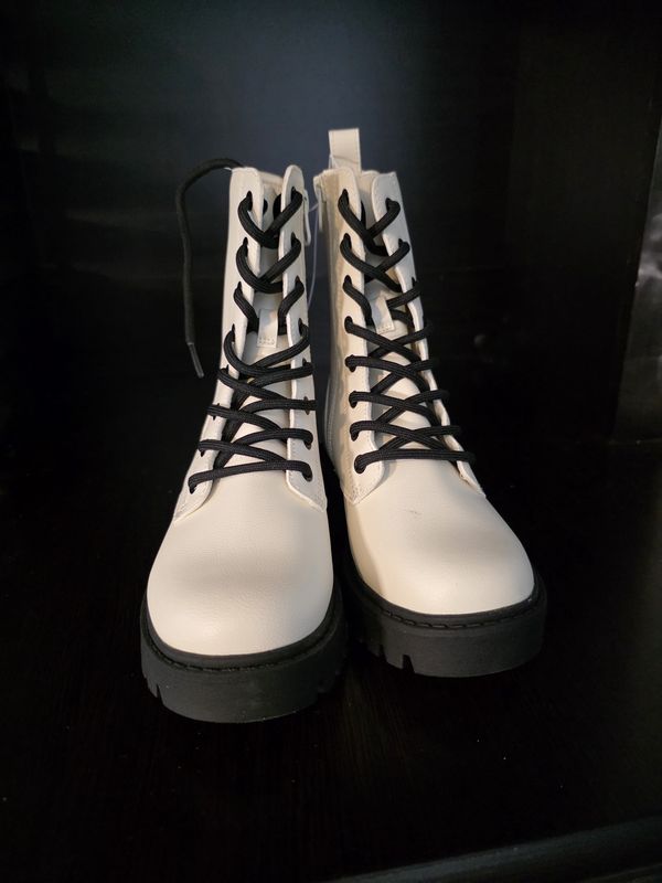 Art Class Khari Lace-Up Combat Boots - White - Girls size 13 New NO BOX