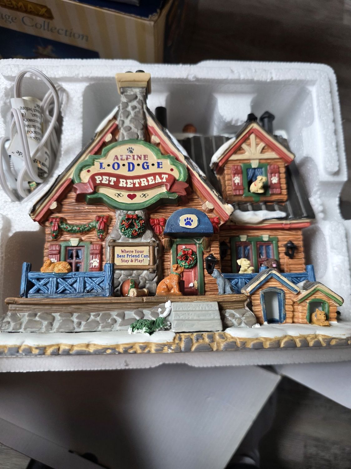 Lemax Signature Collection Porcelain Vail Village Alpine Lodge Pet Retreat 75255