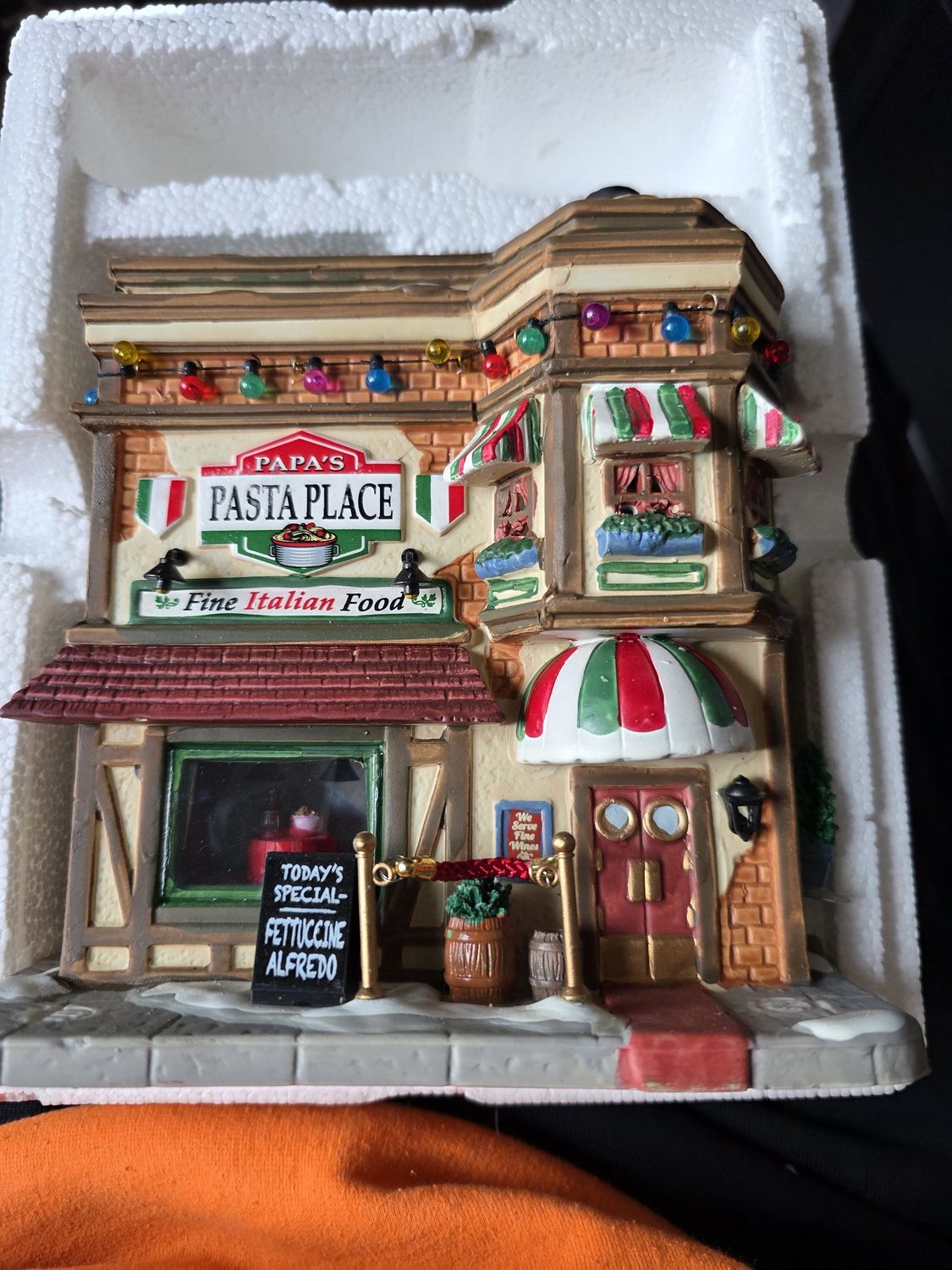 Lemax Signature Collection &quot;Papa&#39;s Pasta Place&quot; 75254 Retired From 2018 no cord