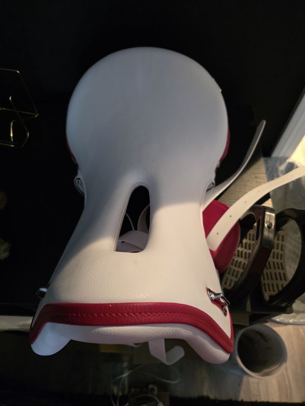 Plain White Synthetic Endurance Saddle, Seat Sizes: 17 Inch