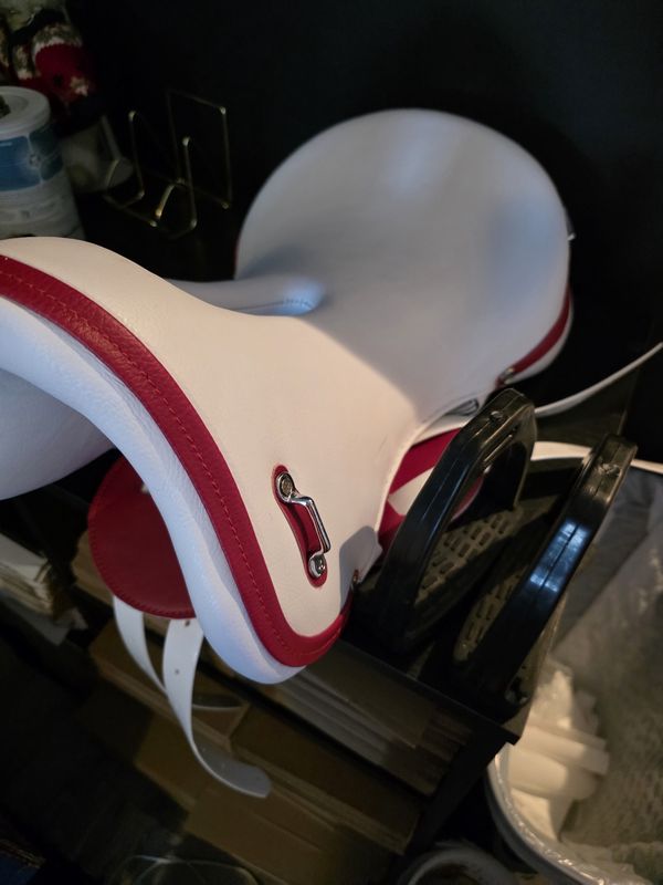 Plain White Synthetic Endurance Saddle, Seat Sizes: 17 Inch