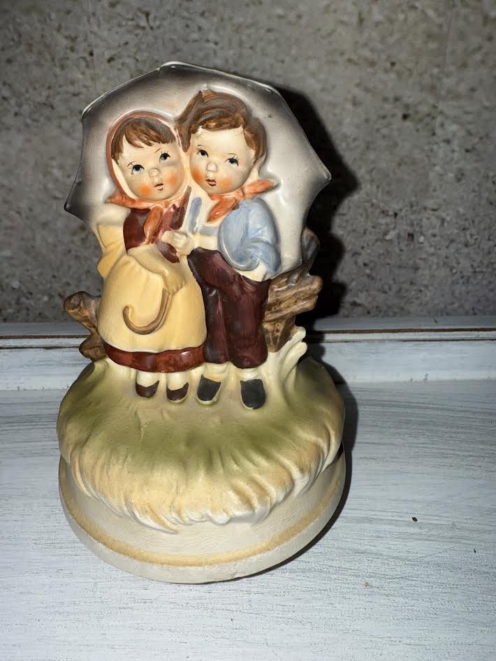VTG Sankyo Rotating Ceramic Music Box “Hummel” Kids Under Umbrella Works