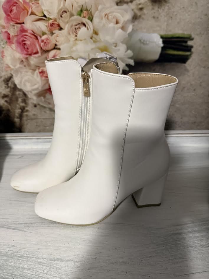 IDIFU White Fashion Boots Size 5