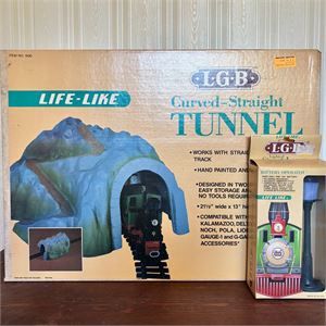 G Scale Life-Like Curved-Straight Tunnel &amp; Lamp Post SEALED