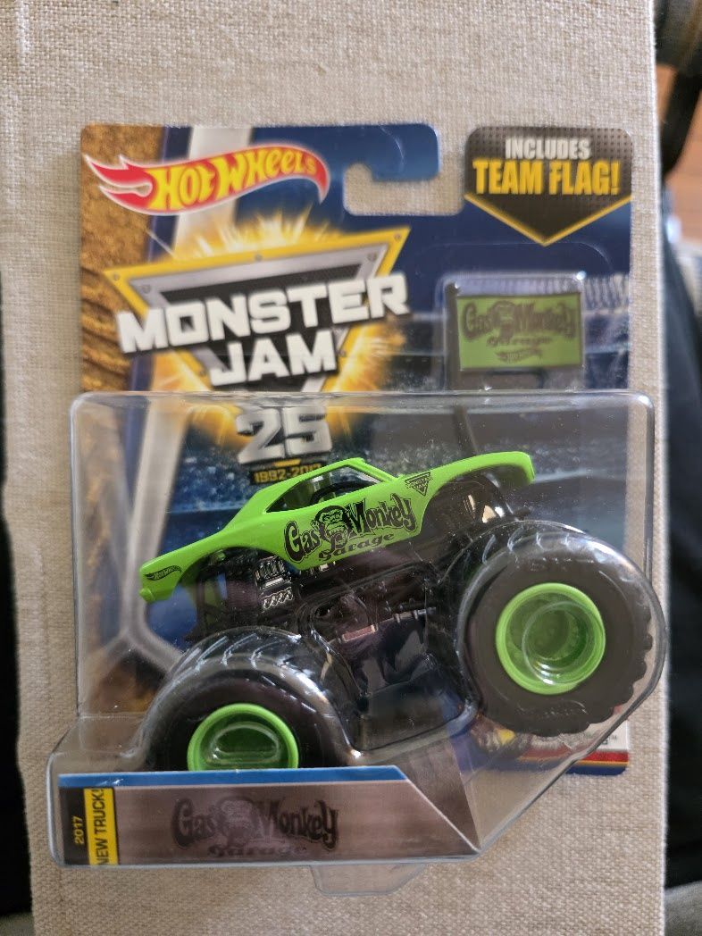 New 2017 HOT Wheels Monster Jam 25th Anniversary Team FLAG GAS MONKEY Garage!
