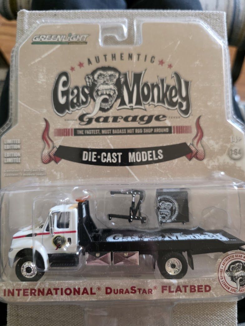 Gas monkey garage International Durastar 4400 Rollback Flatbed 1/64 Greenlight