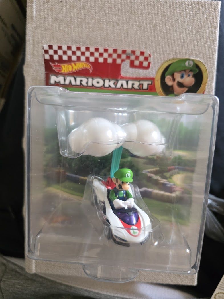 HOT WHEELS MARIO KART LUIGI P WING CLOUD GLIDER