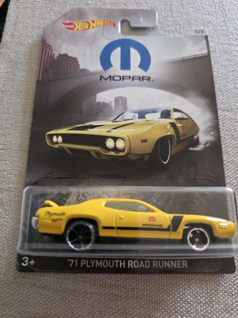 Hot Wheels Mopar (2017) Yellow '71 Plymouth Road Runner Toy Car 5/8