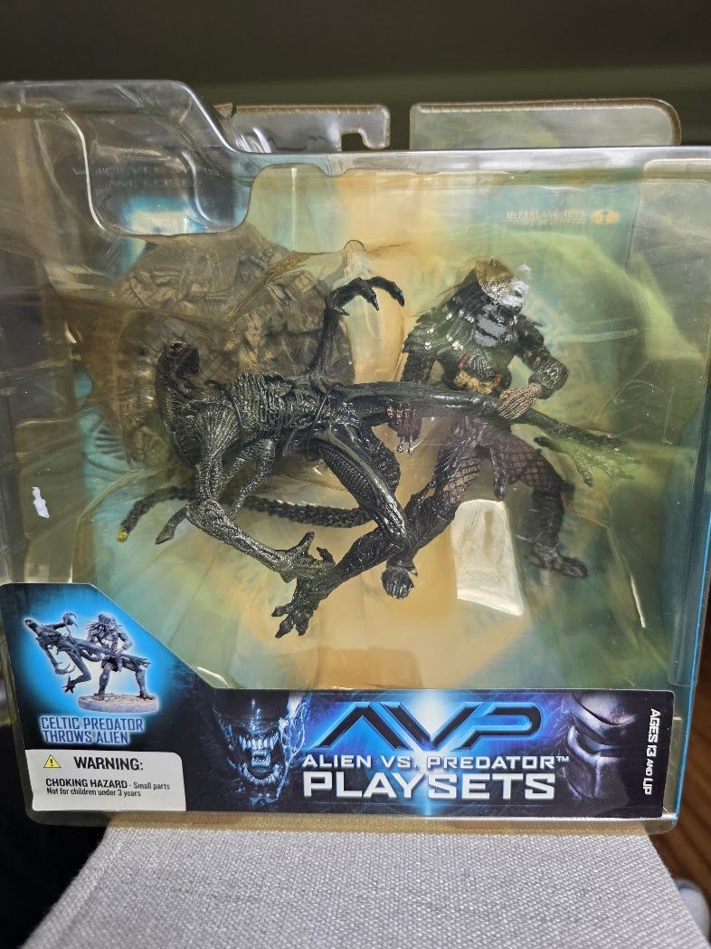 McFarlane ALIEN vs PREDATOR Playset Action Figure set AVP 2005 Celtic Throws