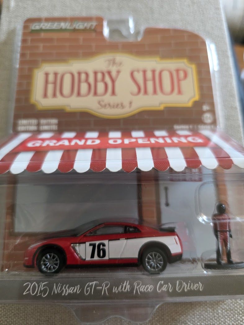 Greenlight 1/64-Hobby Shop Series 1-2015 Nissan GT-R-w/Driver Figure