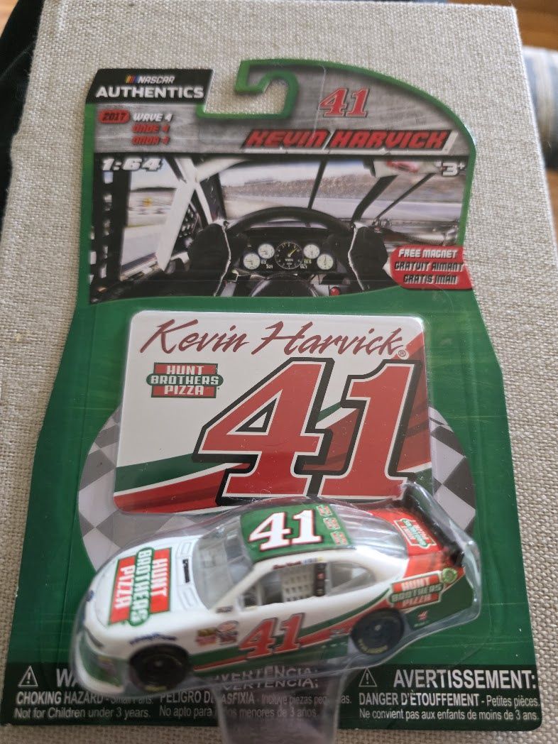 1/64 NASCAR Authentics #41 Kevin Harvick 2017 Wave 4 Hunt Brothers Pizza Mustang