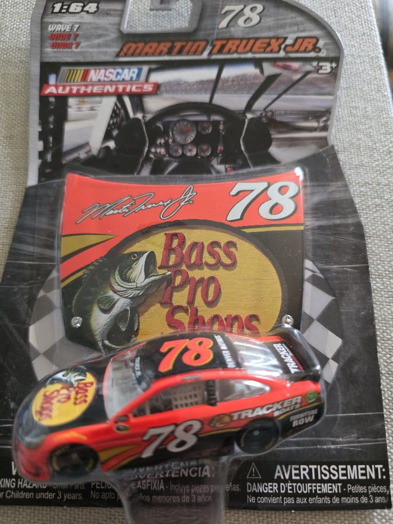 Martin Truex Jr #78 Bass Pro Shops NASCAR Authentics 2016 Wave 7 Diecast NEW