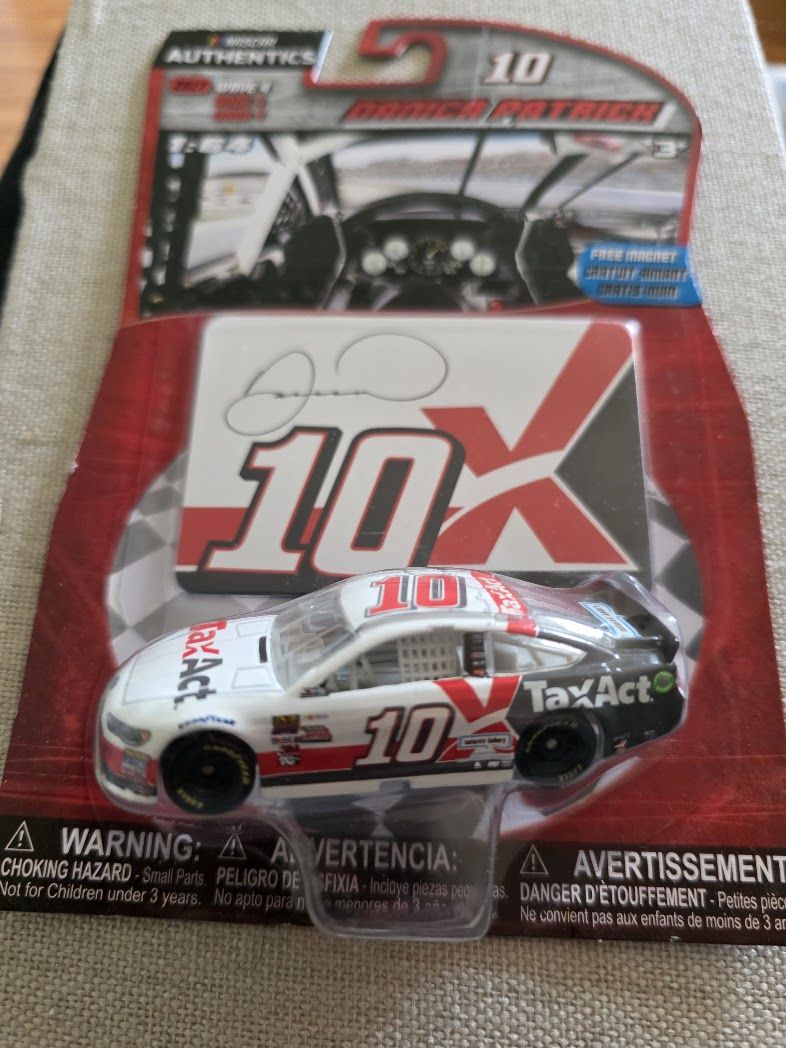 Lionel 1:64 Ford NASCAR Wave 4 Danica Patrick TaxAct Diecast with Magnet