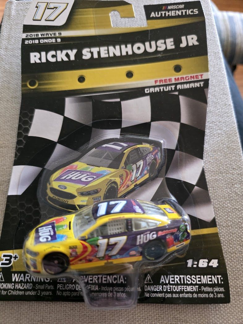2018 1/64 #17 RICKY STENHOUSE JR LITTLE HUG nascar Authentics WAVE 09