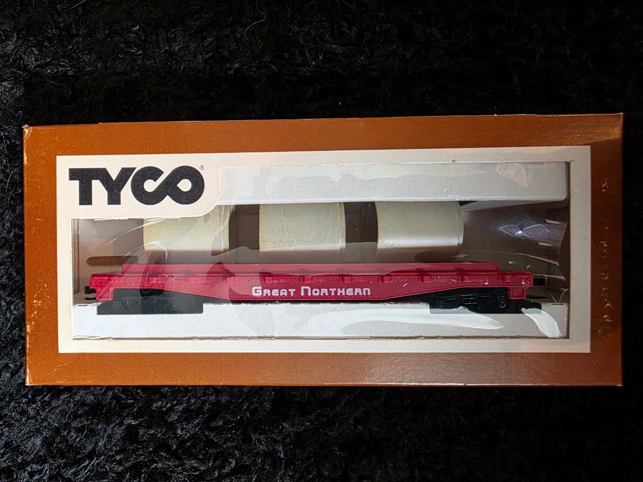 Tyco 342D HO Scale Great Northern Skid Flat w/ Culvert Pipe Load  !