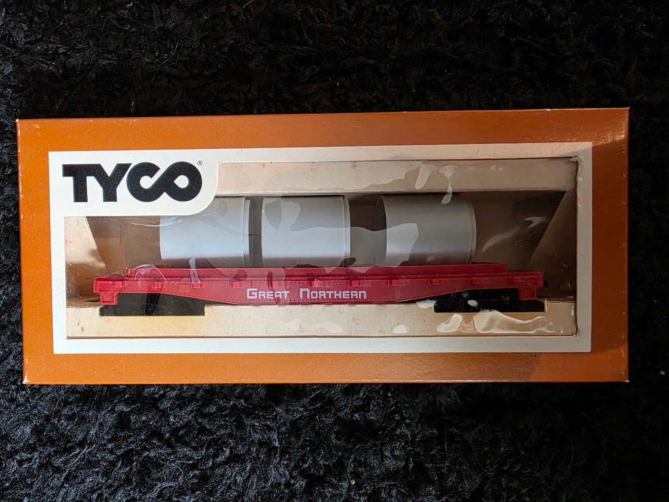 Tyco 342D HO Scale Great Northern Skid Flat w/ Culvert Pipe Load