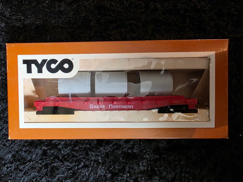 Tyco 342D HO Scale Great Northern Skid Flat w/ Culvert Pipe Load